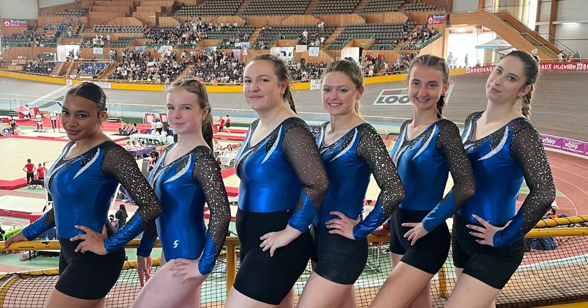 L'équipe N6 11+ pose devant le plateau de la finale nationale 2024-2025